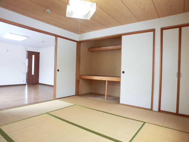 Living and room. Japanese-style room is also available 8 pledge. 