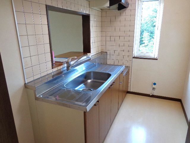 Kitchen. You can also use the spacious and bright face-to-face because the window! 