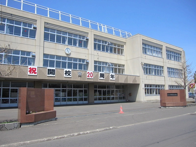 Primary school. 357m to Sapporo Municipal Shinryohigashi elementary school (elementary school)