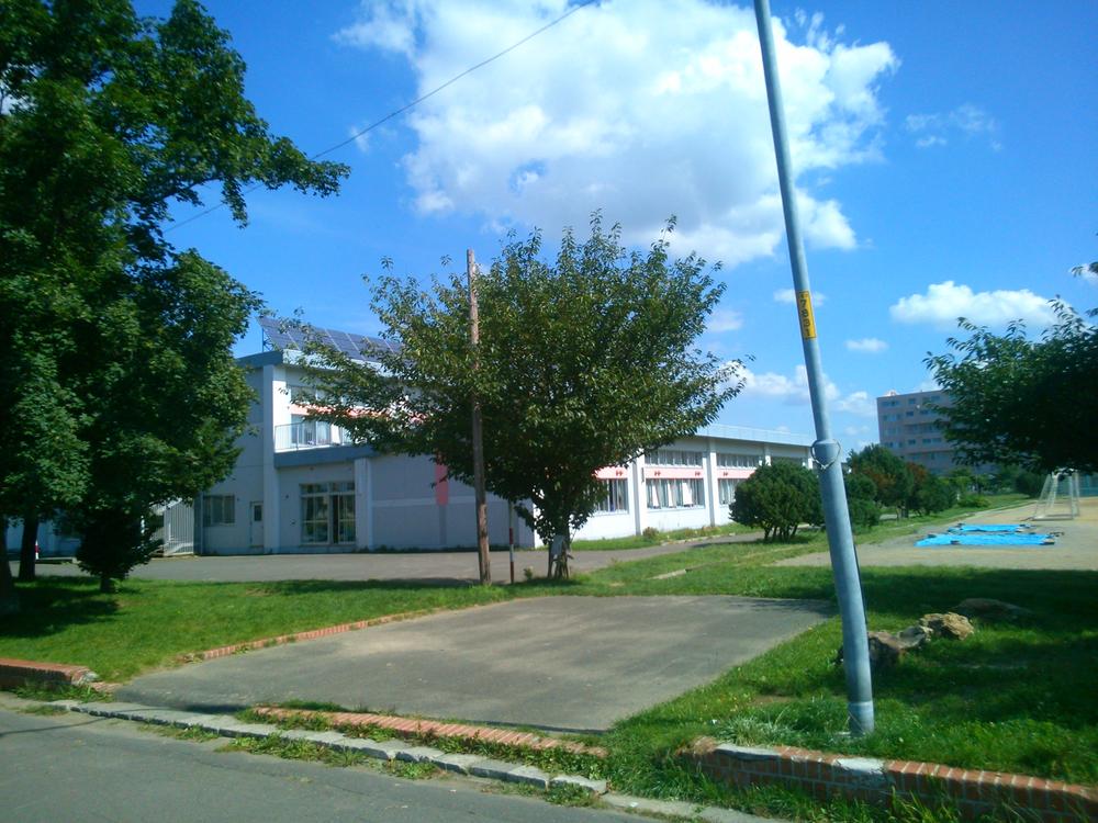 Primary school. Sapporo City Teine Tetsukita a 10-minute walk from the 760m elementary school to elementary school.