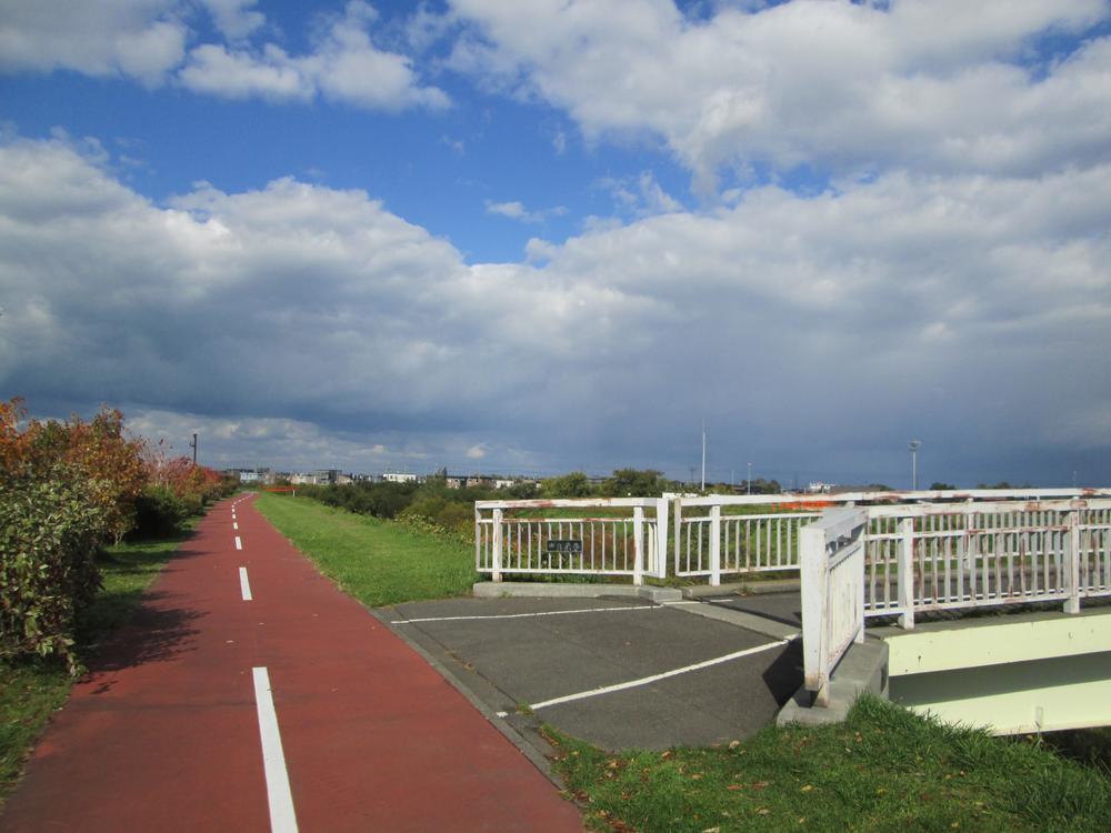 Other. Green space of dry riverbed ・ Cycling Road