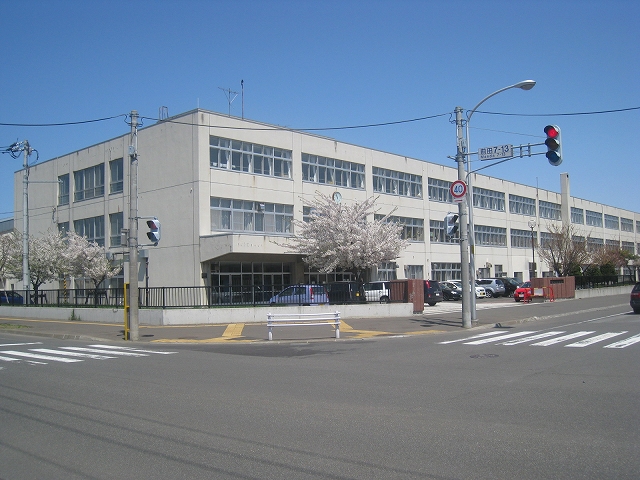 Junior high school. 596m to Sapporo Municipal Maeda junior high school (junior high school)