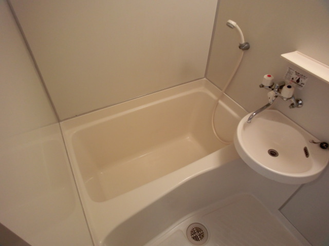 Bath. It is with wash basin! !