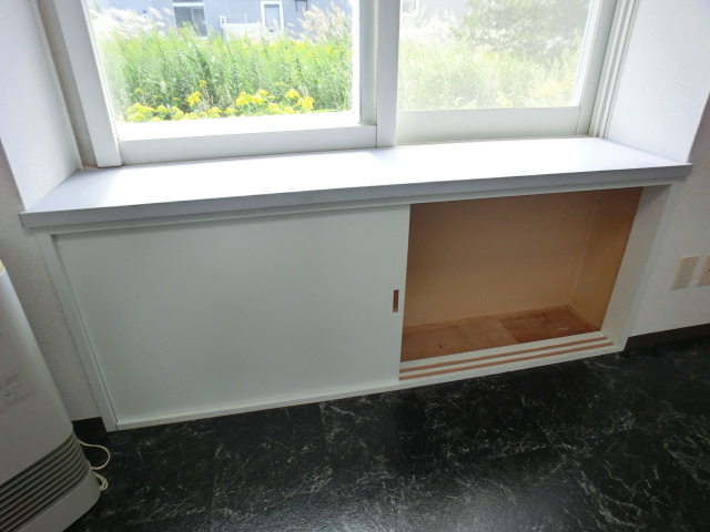 Other room space. Also housed in the bottom of the bay window! !
