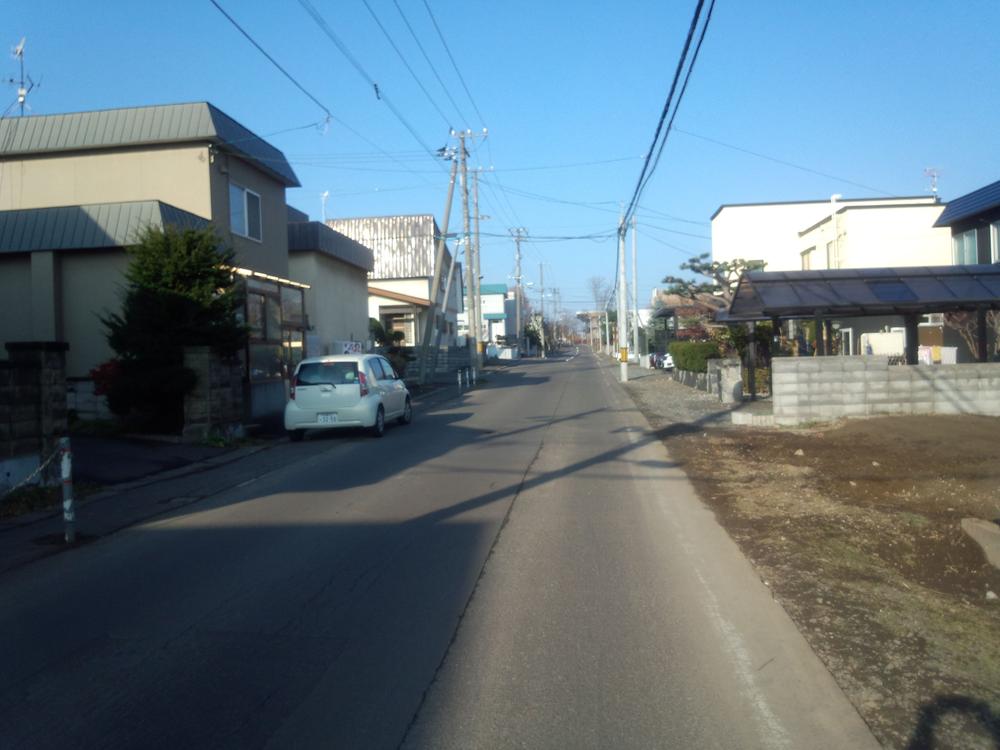 Local photos, including front road. Since the front road is 9.09m, Private car of and out is also easy. It is good for those who a little weak of operation. 