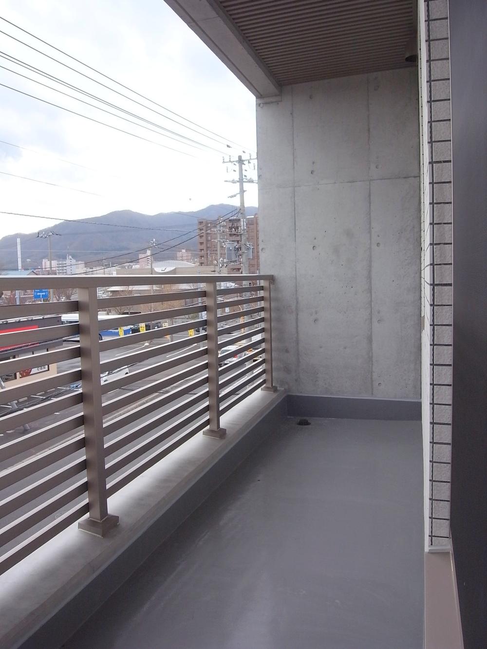 3rd floor balcony from shooting. To produce a sense of openness. The eaves part adopted a spandrel, Attracting attention detail. Local (11 May 2013) Shooting
