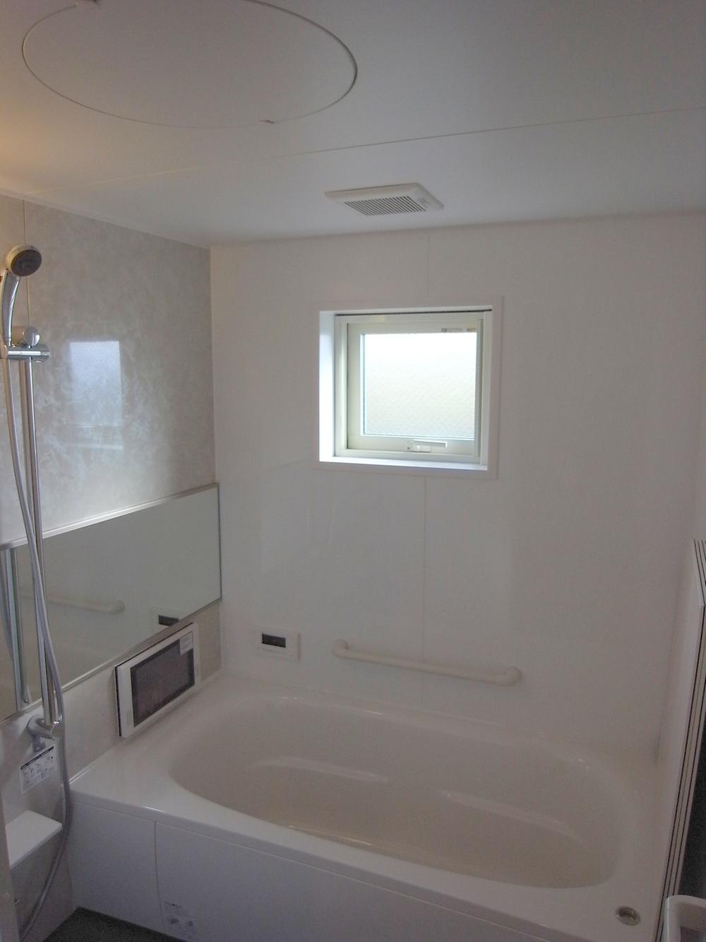 Bathroom. Unit bus with a TV monitor. Ensure the lighting from window. ※ Clothes drying place bar will be established Indoor (11 May 2013) Shooting