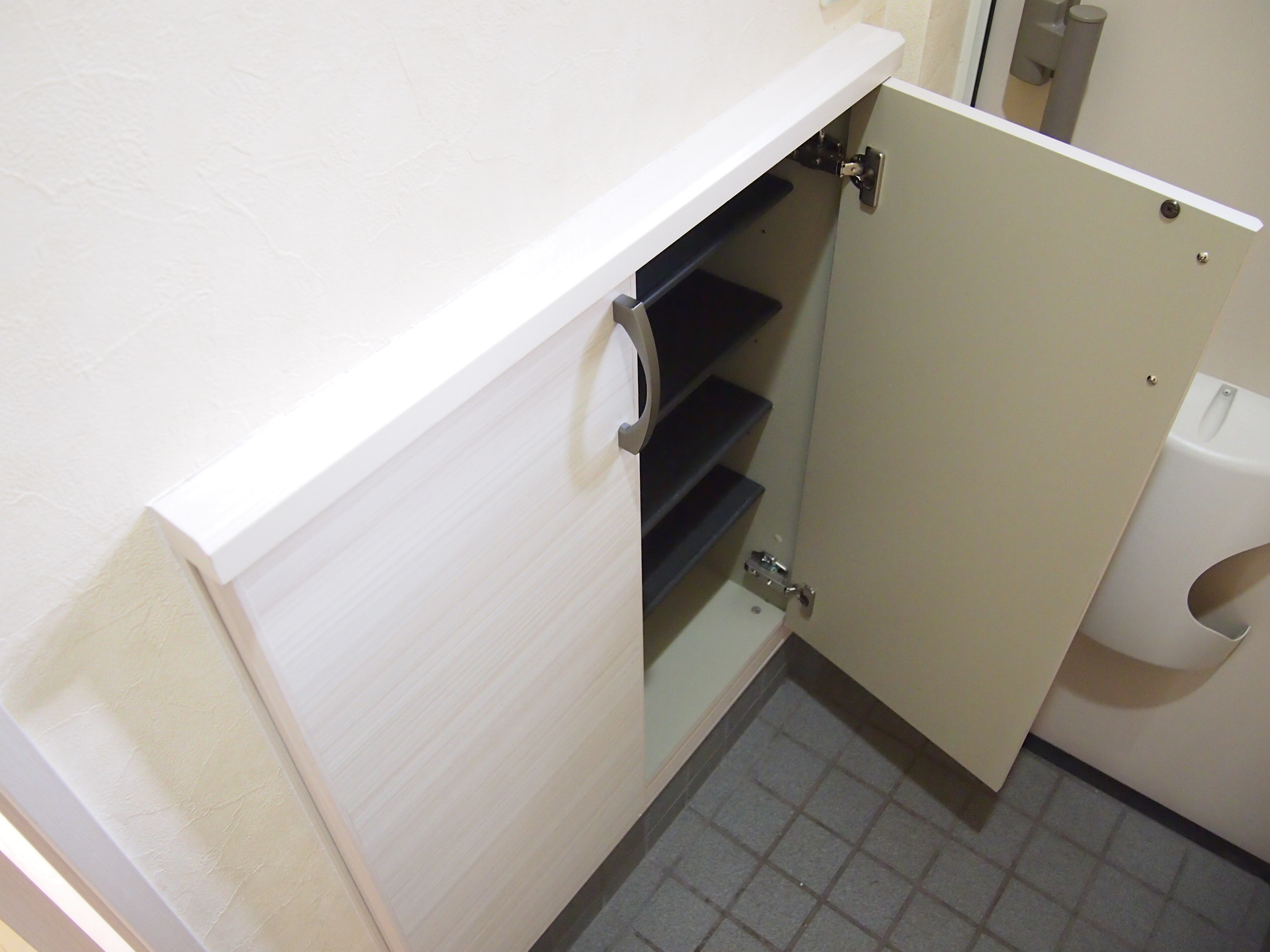 Receipt. There is a shoe box on the front door! Capacity is slightly fewer ...