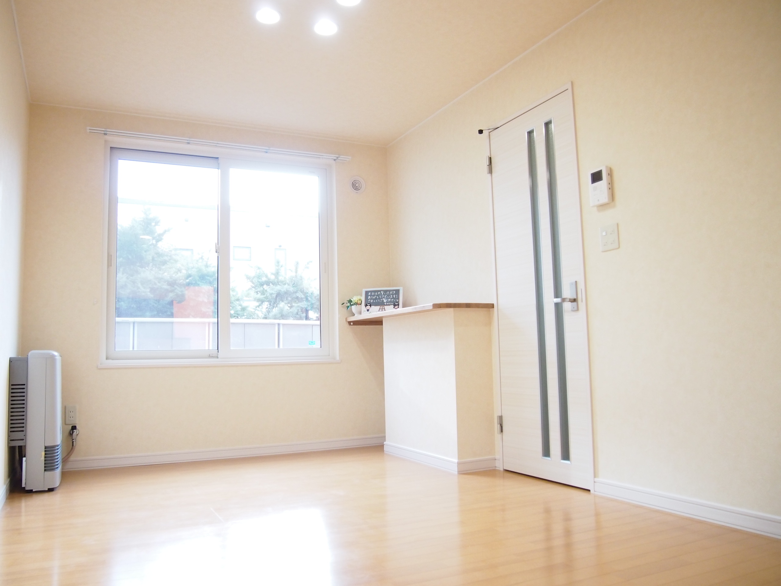 Living and room. We are living in the south-west-facing! It comes with a shelf!