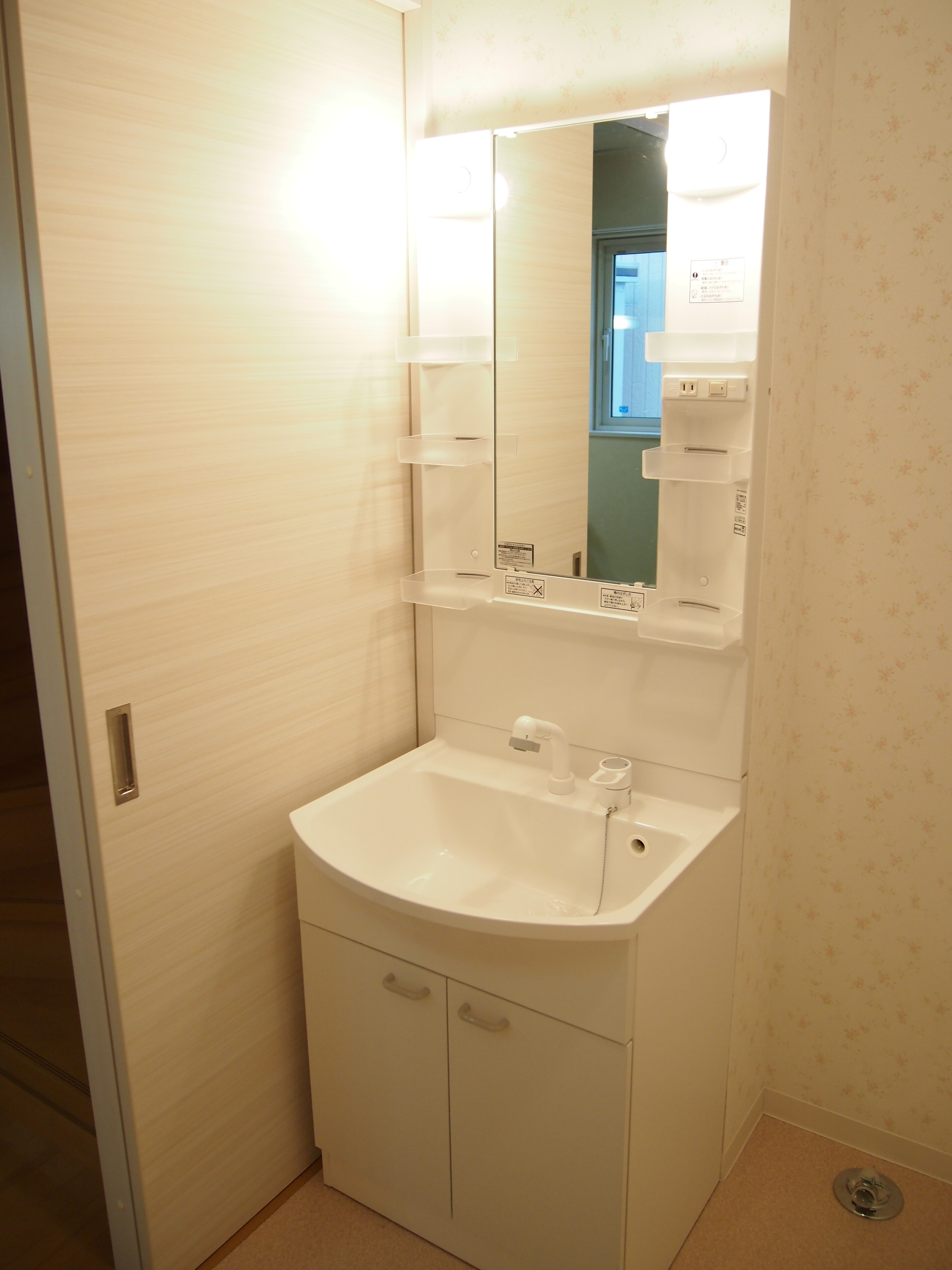 Washroom. Shampoo is with Dresser! There is a window in the washroom
