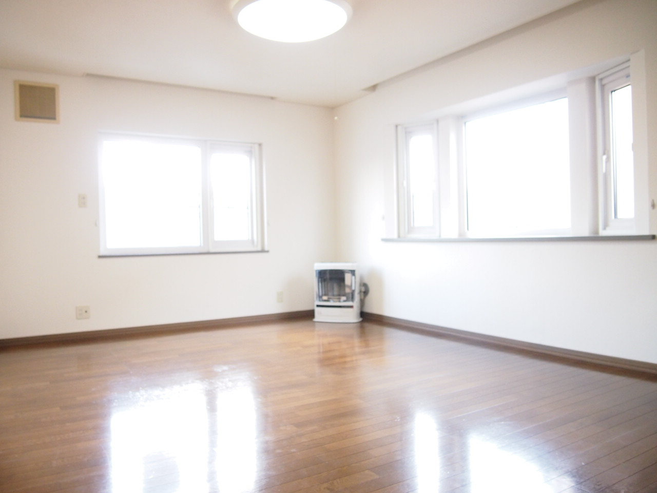 Living and room. We are living in the sunny 10.5 Pledge