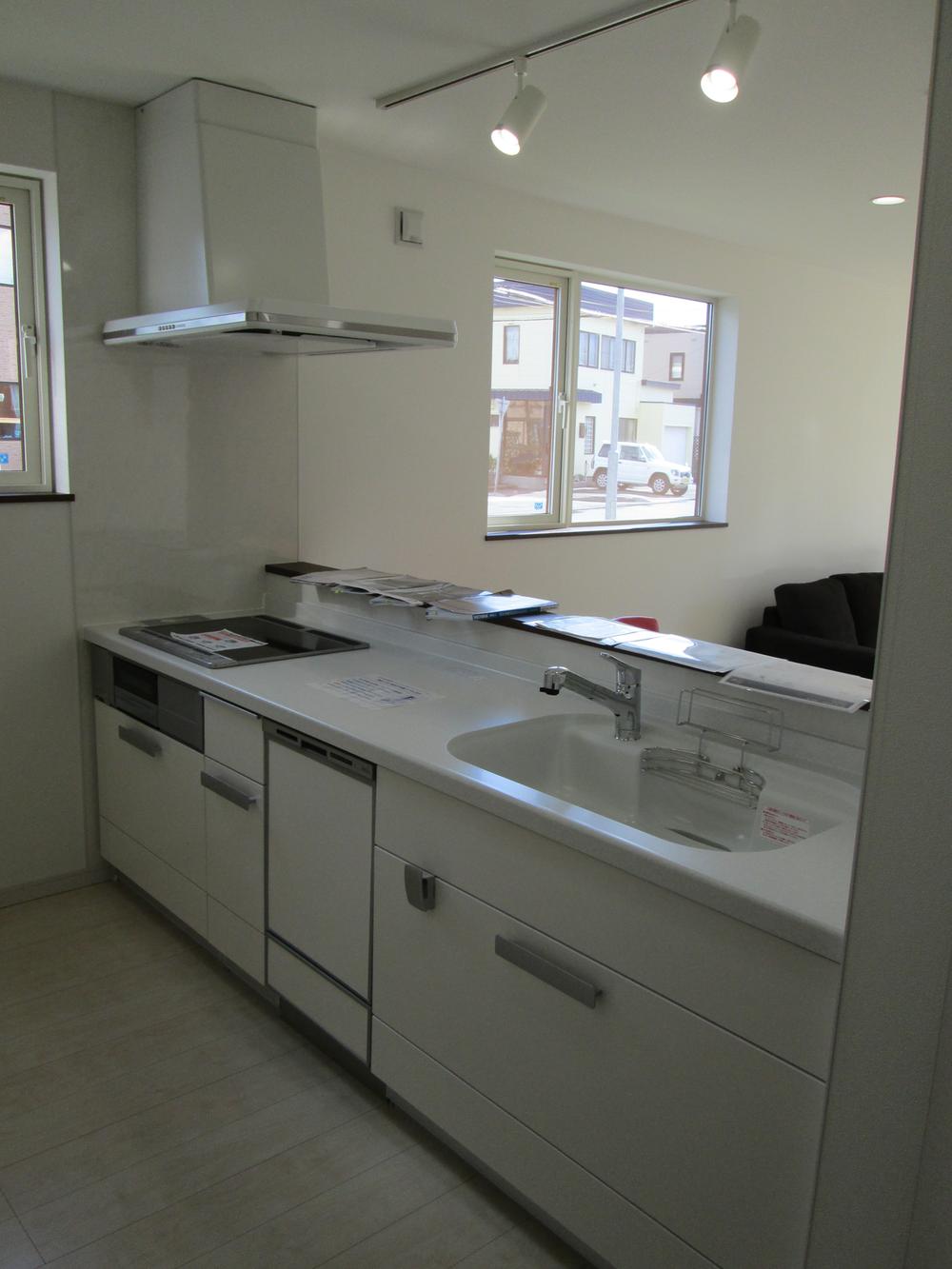 Kitchen. Hanging with no cupboard face-to-face open kitchen is dishwasher ・ IH with heater