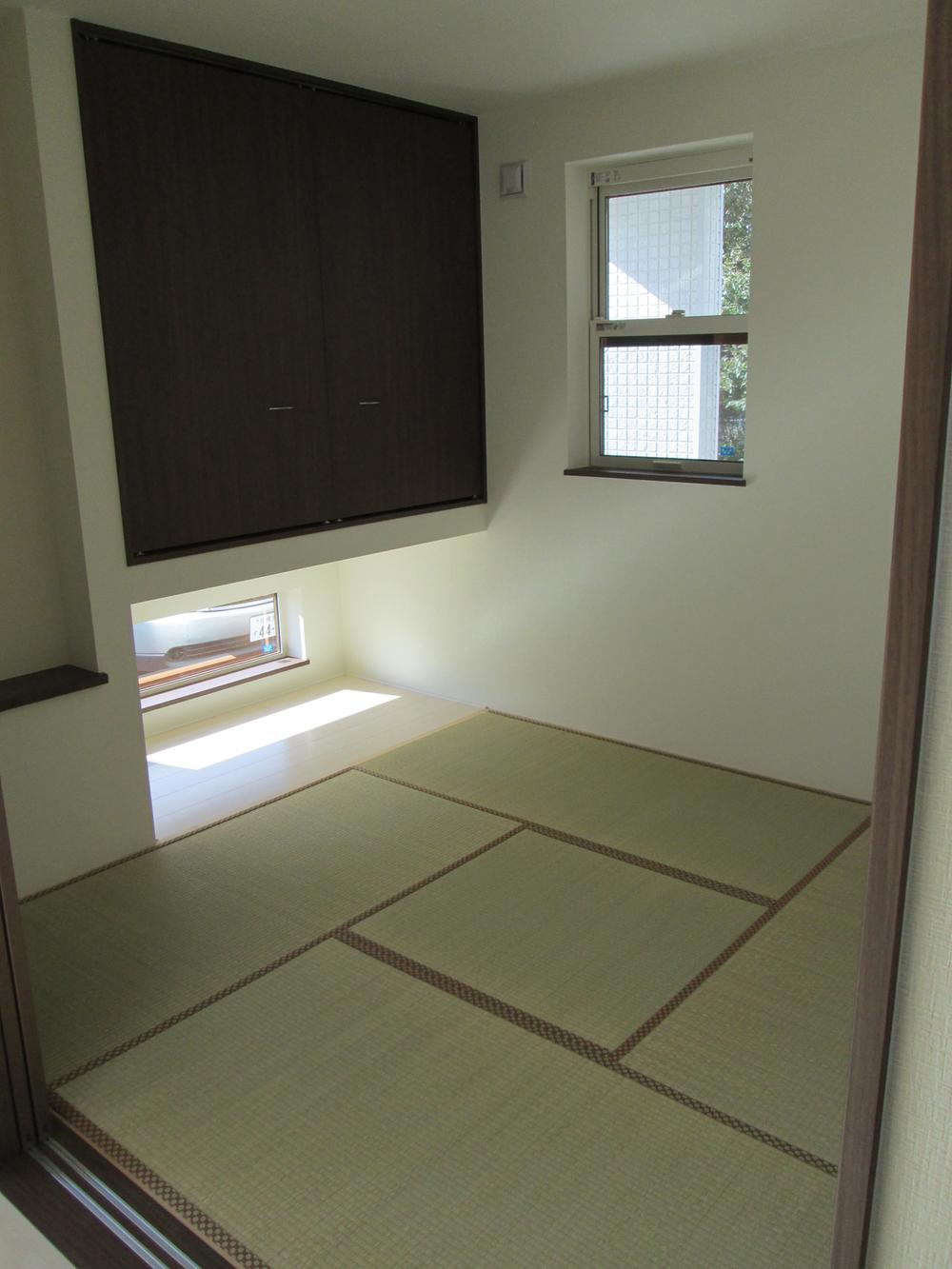 Non-living room. Japanese-style room with a window of Akaritori under the hanging storage