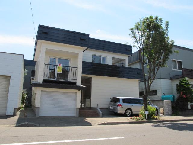 Local appearance photo. It is already exterior wall paint. One garage, Blue sky parking one