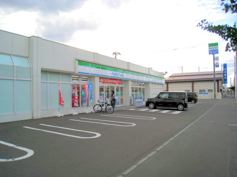 Convenience store. 800m to Family Mart (convenience store)