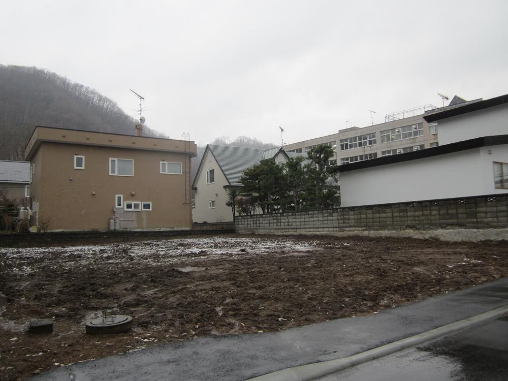 Local photos, including front road. Photos taken from the left side! Look towards the back is a school of junior high school west Teine.