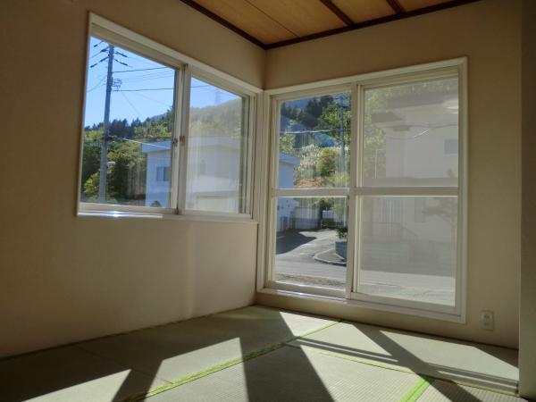 Non-living room. First floor Japanese-style room 5.5 tatami (straw matting exchange) or is taking a nap on the south-facing Japanese-style you like