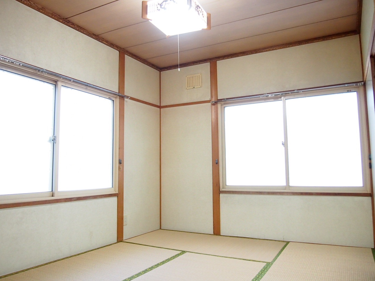 Other room space. In two directions is a Japanese-style room with a window! 