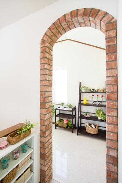 Model house photo. When you exit the arch using the <D-7> Original brick, Light full of inner terrace. Also provided water park, Also, such as gardening and tea ceremony.