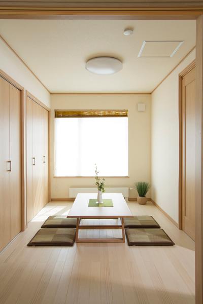 Model house photo. Sure touch of <D-7> friendly solid flooring.