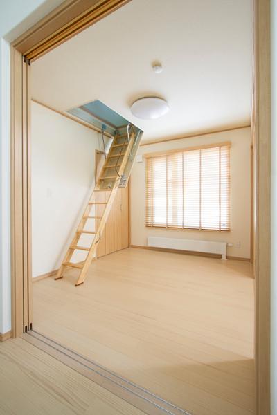 Model house photo. Actually climb the ladder extending ladder from <D-7> ceiling ...