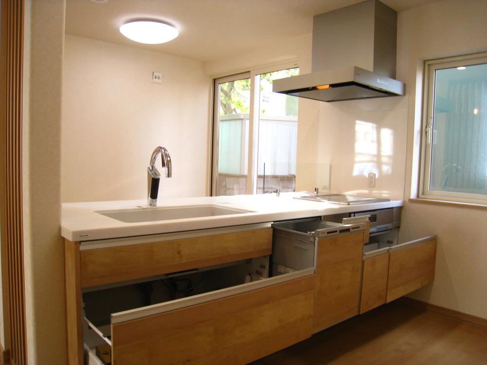 Kitchen. Kitchen Curran adopted that can be water supply by simply holding up a face-to-face hand with the dishwasher (Panasonic)