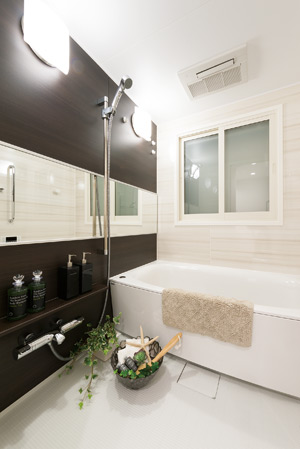 Bathing-wash room.  [Bathroom] Easy to use even in the peace of mind for everyone, Bathing also clean also an easy bathroom. The line pattern and the dark brown of the walls of the mirror surface specifications, Produce a high-quality space that is elegant.