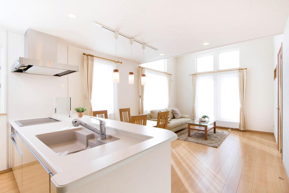 Model house photo. Large atrium in the south-facing living room. Please to experience the full sense of openness living.