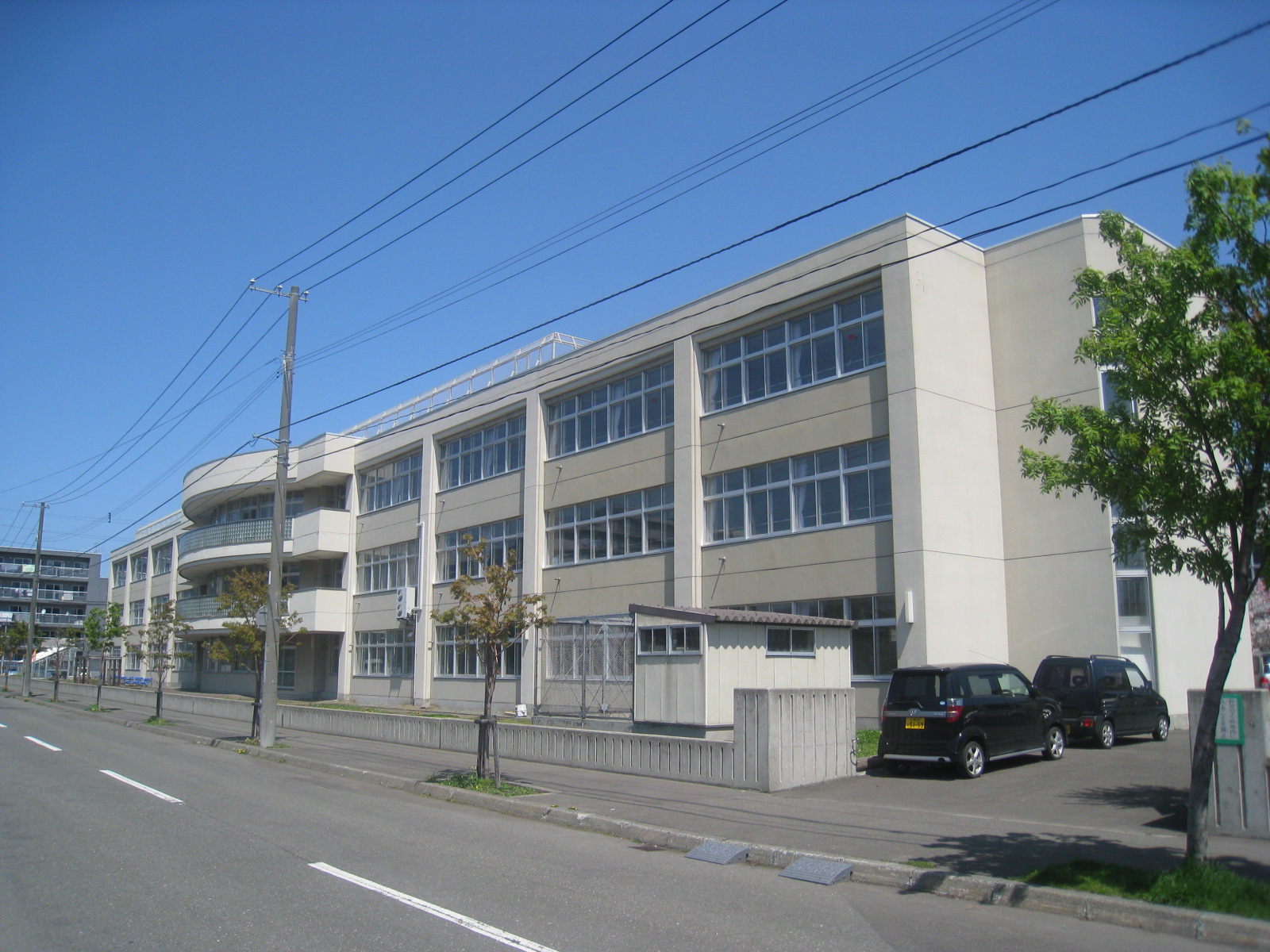 Primary school. 1034m to Sapporo Municipal Inazumi elementary school (elementary school)