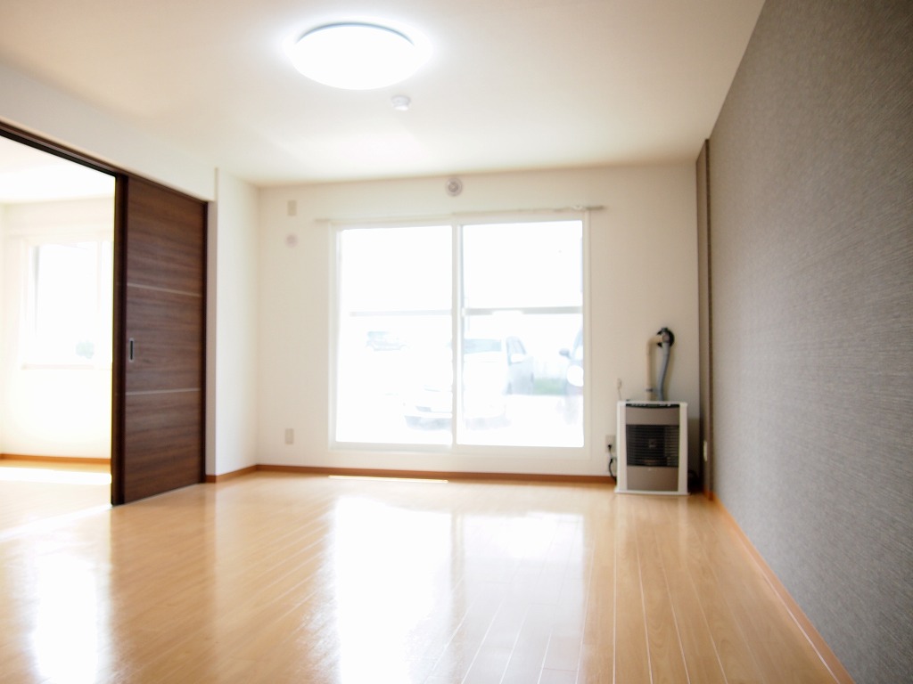 Living and room. Spacious 12.4 Pledge of living ・ Dining is