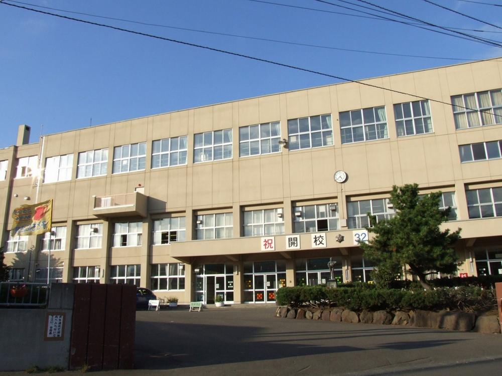 Primary school. 794m to Sapporo Tomigaoka Elementary School