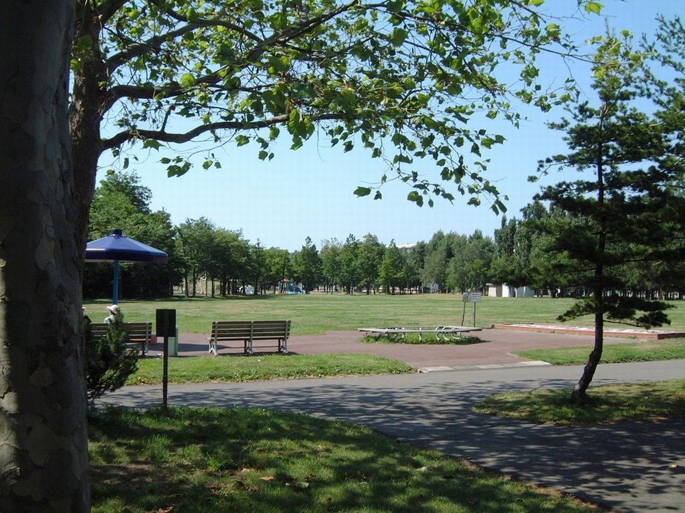 park. Popular spot even as Inazumikoen sports park with a baseball field and tennis courts. The whole family on holiday.