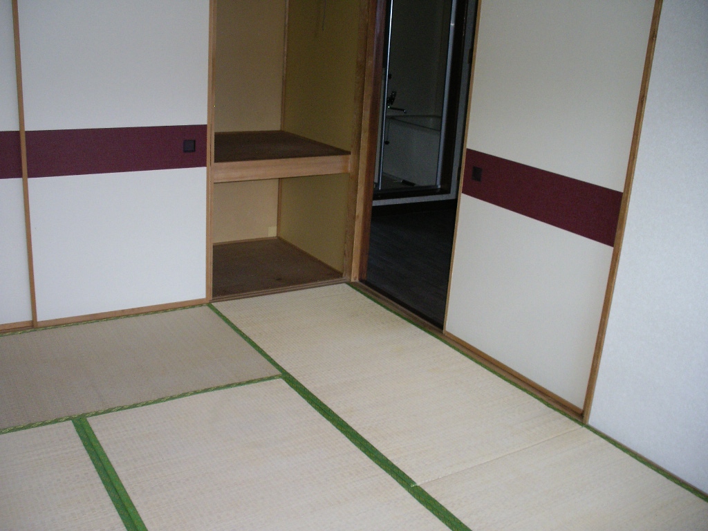 Other room space. There is also calm down Japanese-style room! 