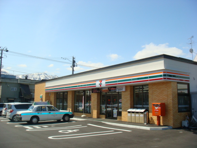 Convenience store. 550m to Seven-Eleven (convenience store)