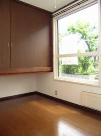 Living and room. Western style room! Greater storage!