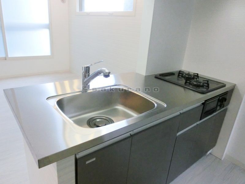Kitchen. Face-to-face bouncing of conversation