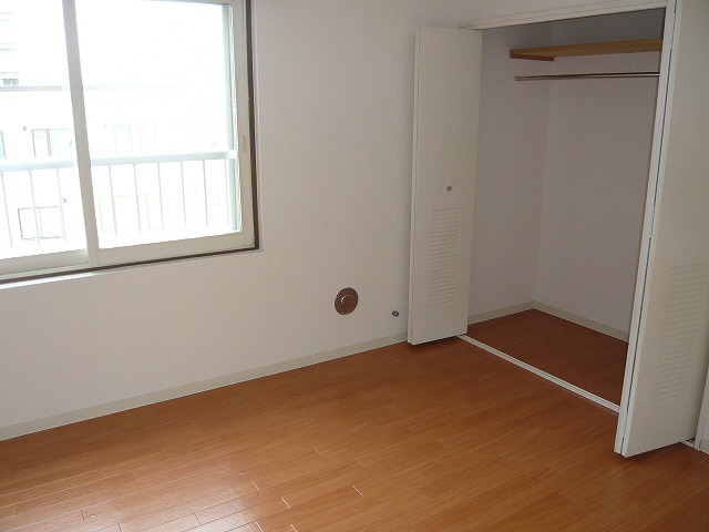 Other room space. It is a large storage! 