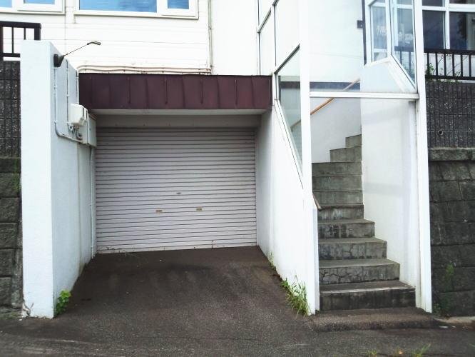 Parking lot. You can enter and exit into the room from the garage! But it has a key to shutter, Crime prevention surface is also safe. 