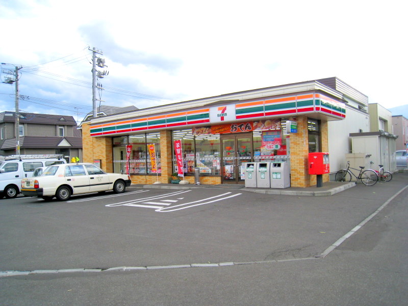 Convenience store. Seven-Eleven Sapporo Maeda Article 8 store up (convenience store) 560m
