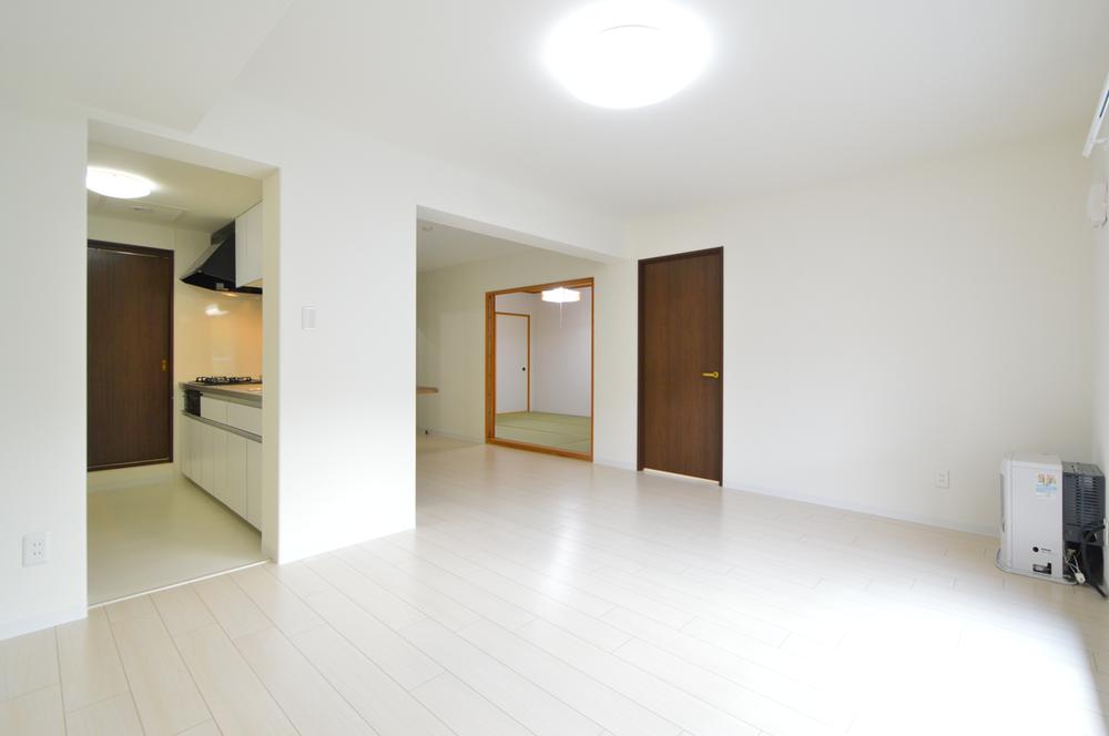  [living ・ dining] The stylish white flooring using high sound insulation grade L-45.
