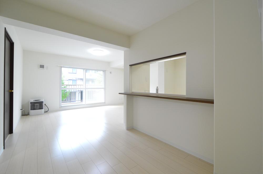  [living ・ dining] Bright living room of southwestward. Feel relaxed in space because it is open-minded face-to-face kitchen.