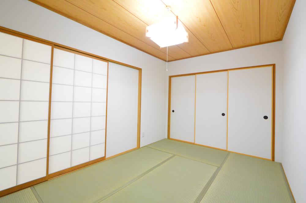  [Japanese-style room] With Maeru closet well as futon is a convenient Japanese-style room as well as a drawing room. Tatami mat sort already.