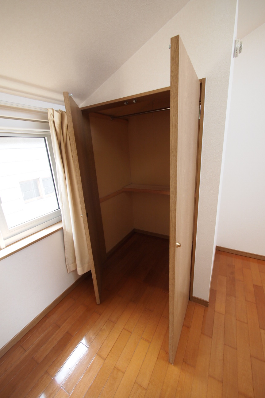 Other room space. Western-style is the storage. 