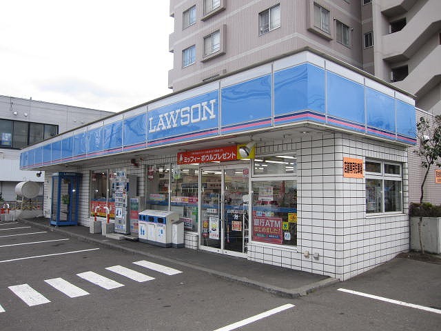 Convenience store. Lawson Sapporo Tomigaoka Article 3 store up (convenience store) 431m