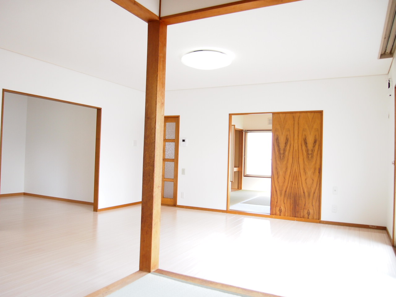 Living and room. There is a small rise of tatami! 