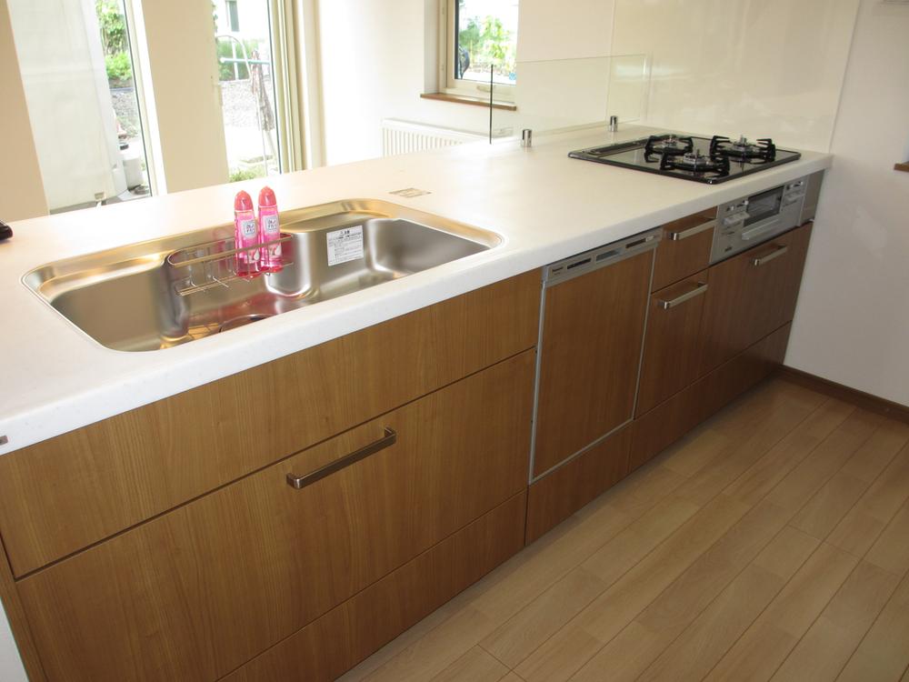 Same specifications photo (kitchen). Face-to-face of the kitchen is bright and open design open.