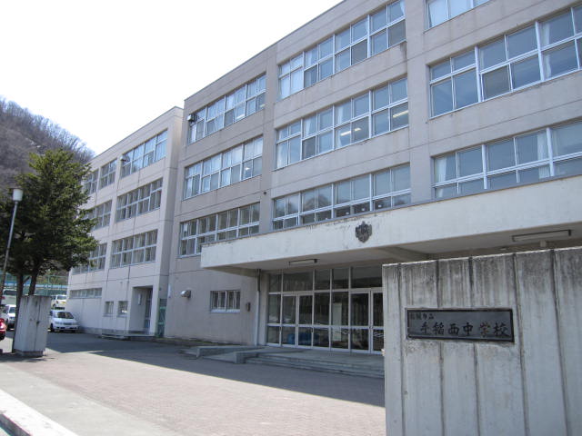 Junior high school. 800m to Sapporo City Teine west junior high school (junior high school)