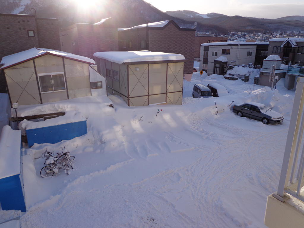 View. Is a parking lot that was seen from the room. Blue one is the storeroom of the left. 