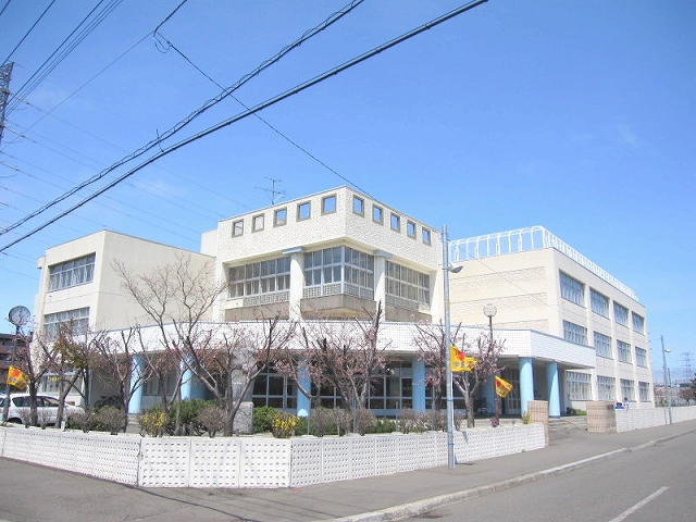 Primary school. Shinhatsusamu up to elementary school (elementary school) 480m