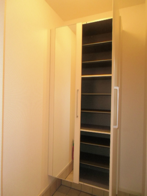 Entrance. Shoes click with rosette! Excellent storage capacity! 